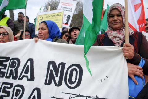 Jornaleras en lucha: «Se debe saber lo que hay detrás del fruto rojo que se compra a precio de oro». Entrevista a Nadia Azougagh y Ana Pinto 