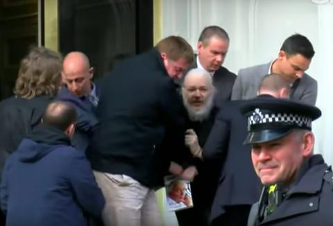 Vergonzoso silencio en torno al calvario de Julian Assange