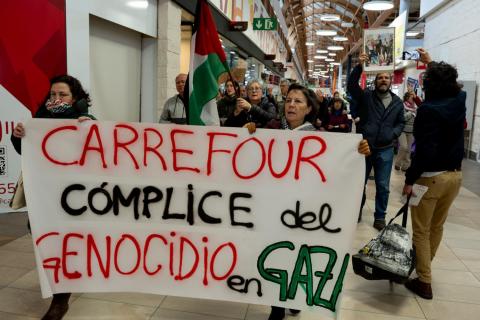 Activistas protestan en Sevilla contra la complicidad de Carrefour en la ocupación israelí 