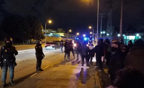 La policía impide a jóvenes anarquistas manifestarse frente al CIE de Aluche