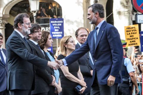 El 'No a la guerra' estalla en medio de la manifestación contra los atentados de Barcelona