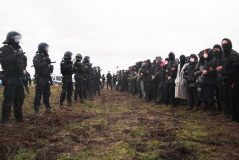 La defensa de Lützerath Un fotoensayo y un póster que documentan la destrucción ecológica y la resistencia 