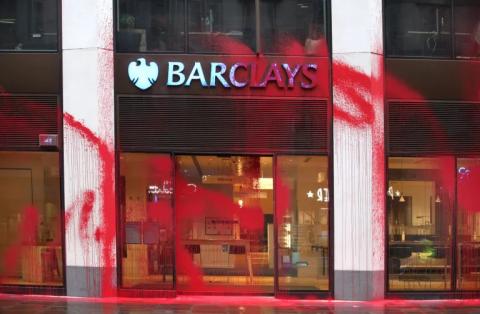 Shut the system y Palestine Action  destrozan 20 sucursales de Barclays