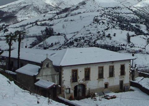 Un fuerte dispositivo de la Guardia Civil pone fin a la ocupación del Palacio de Ronzón, en Pola de Lena 