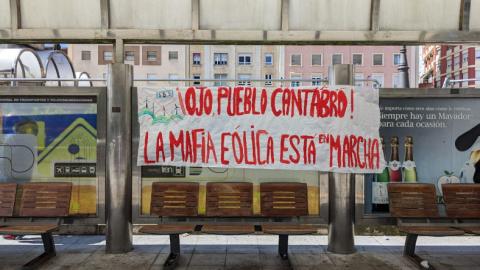 Pancartas en Santander contra la mafia eólica