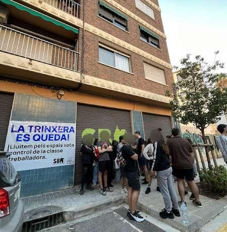 Vecinos y centros sociales resisten a la ofensiva de desahucios en Valencia